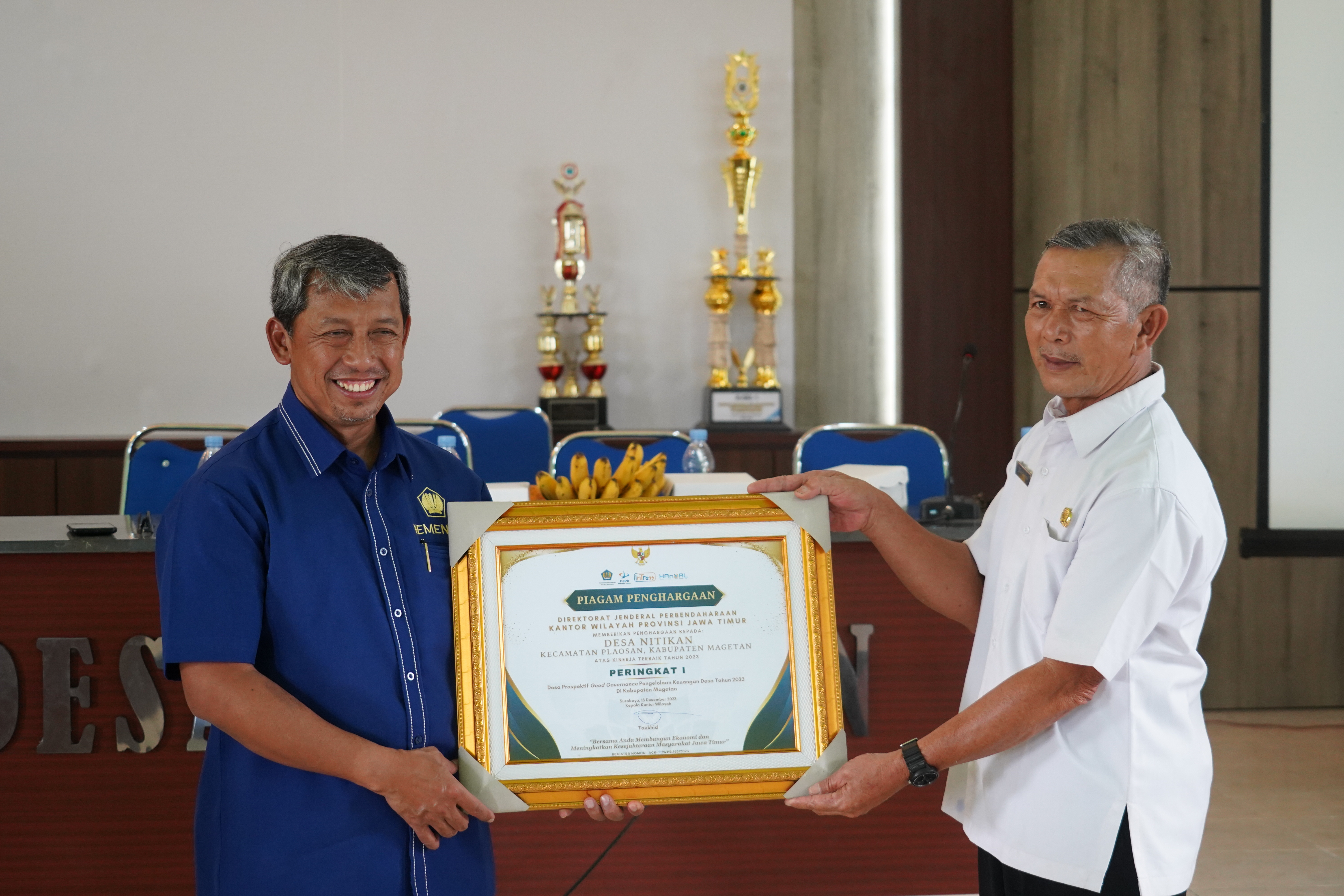PENYERAHAN PENGHAARGAAN DARI KANWIL PAJAK PROVINSI JAWA TIMUR